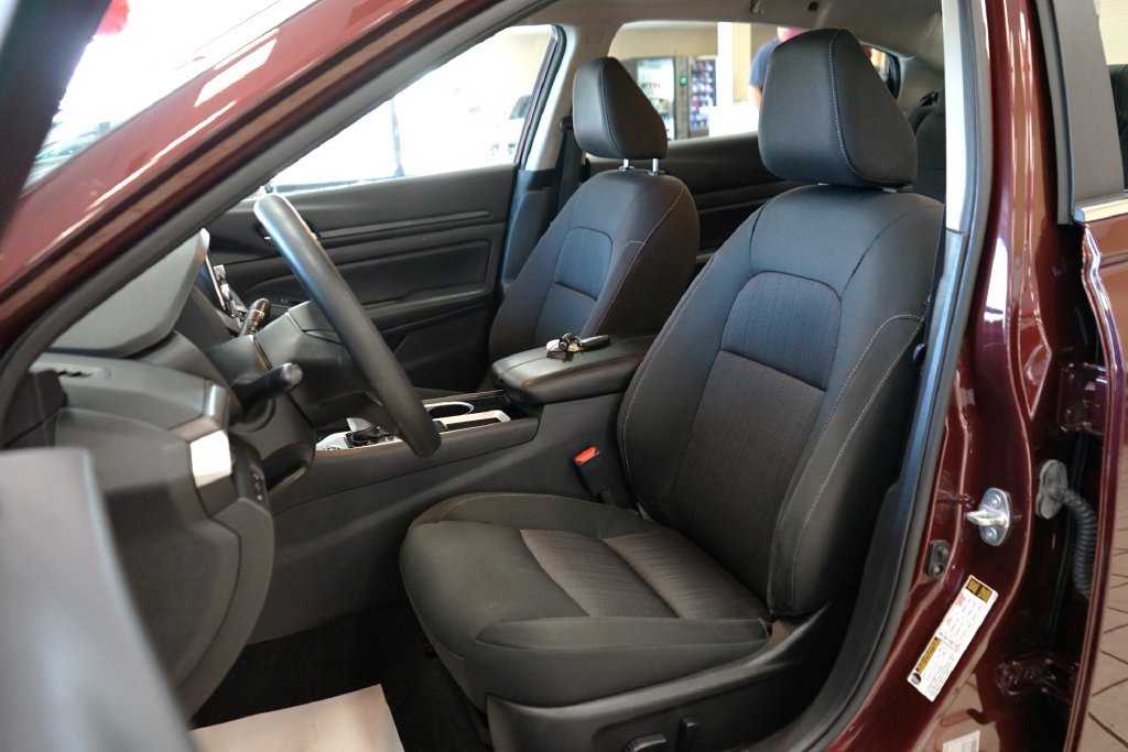 Used 2024 Nissan Altima 2.5 SV FWD image 2