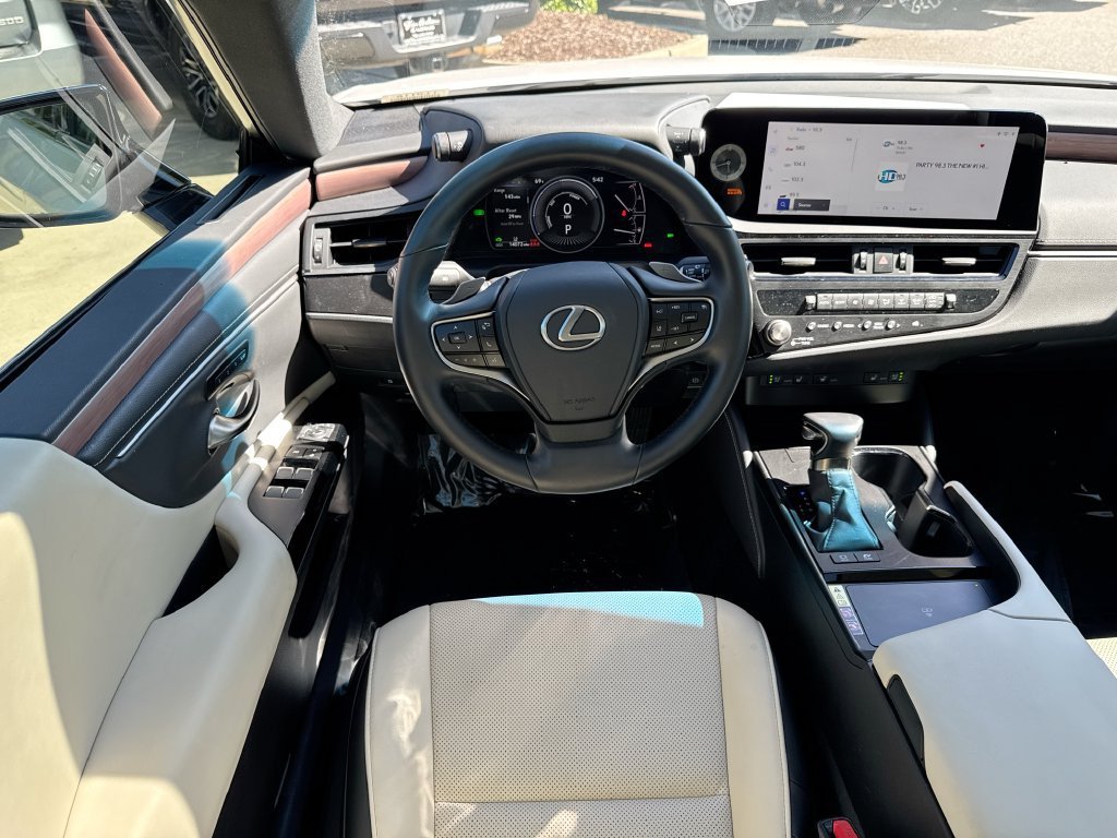 Used 2025 Lexus ES 300h w/ Premium Package FWD image 12