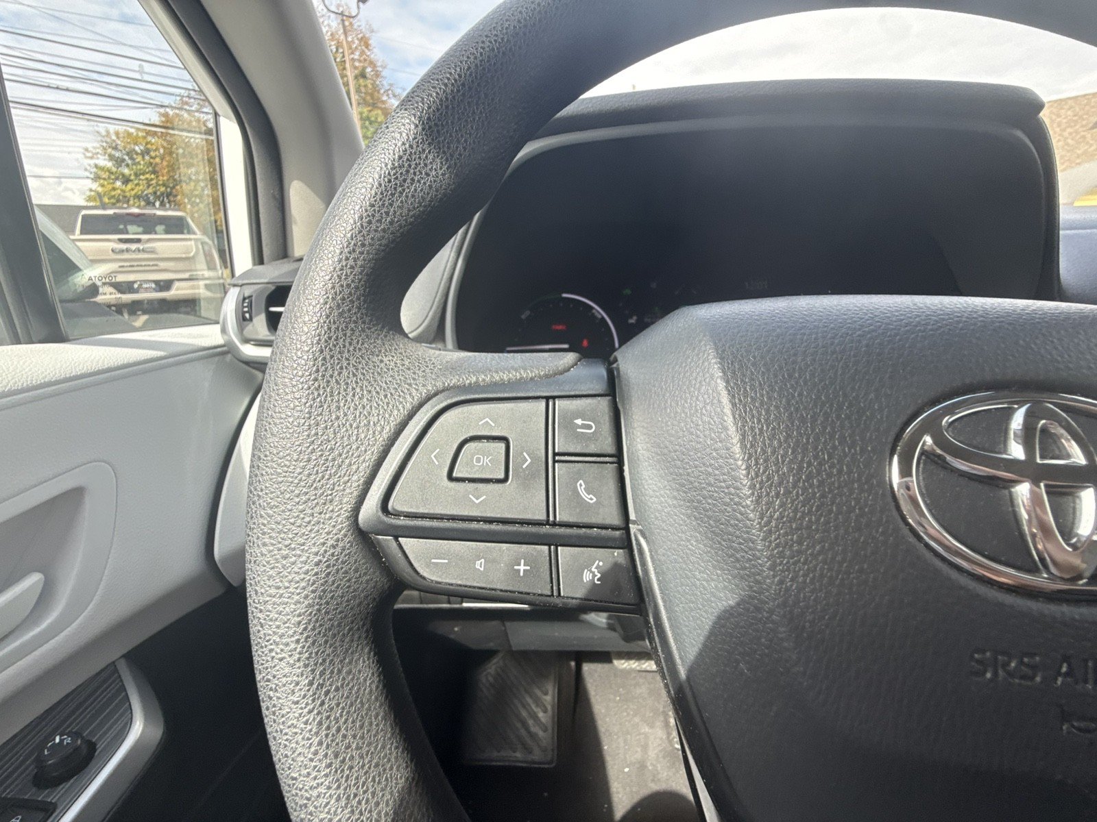 Used 2025 Toyota Sienna LE FWD image 19