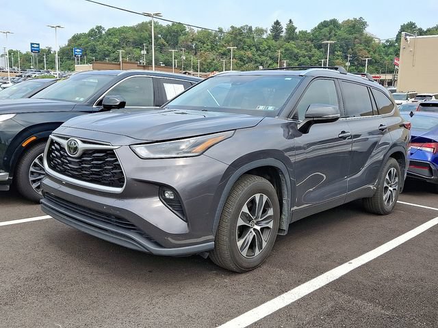 Used 2021 Toyota Highlander XLE AWD/4WD image 3
