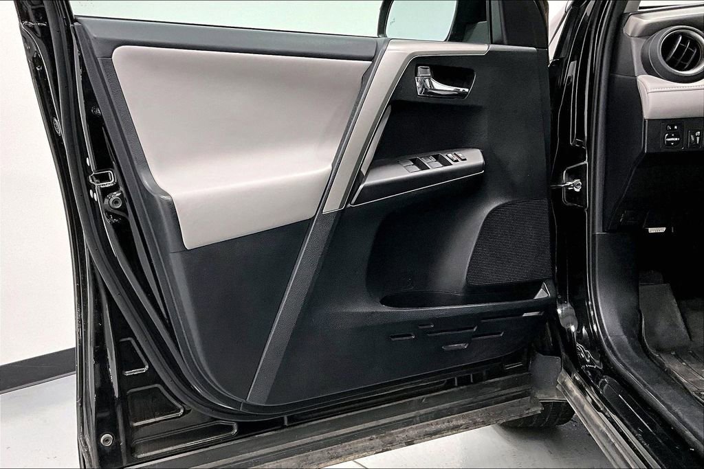 Used 2018 Toyota RAV4 XLE image 21