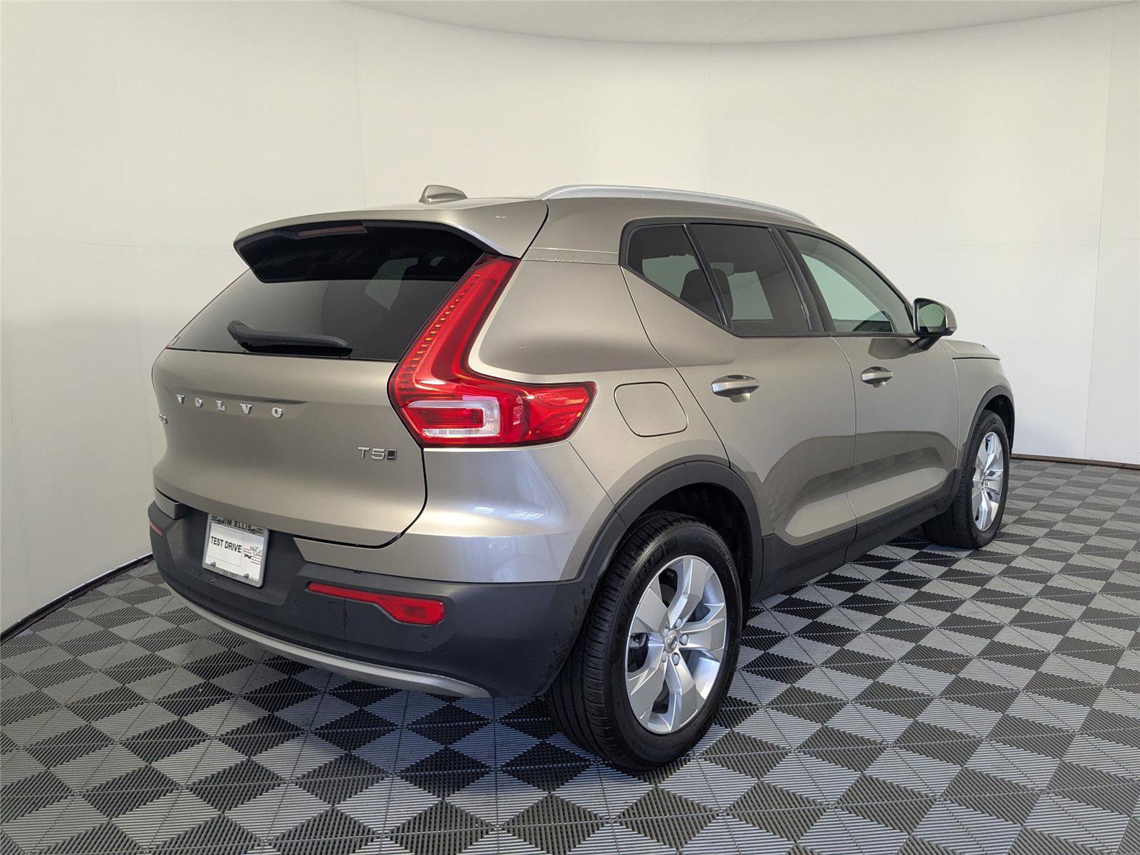Used 2022 Volvo XC40 T5 Momentum image 5