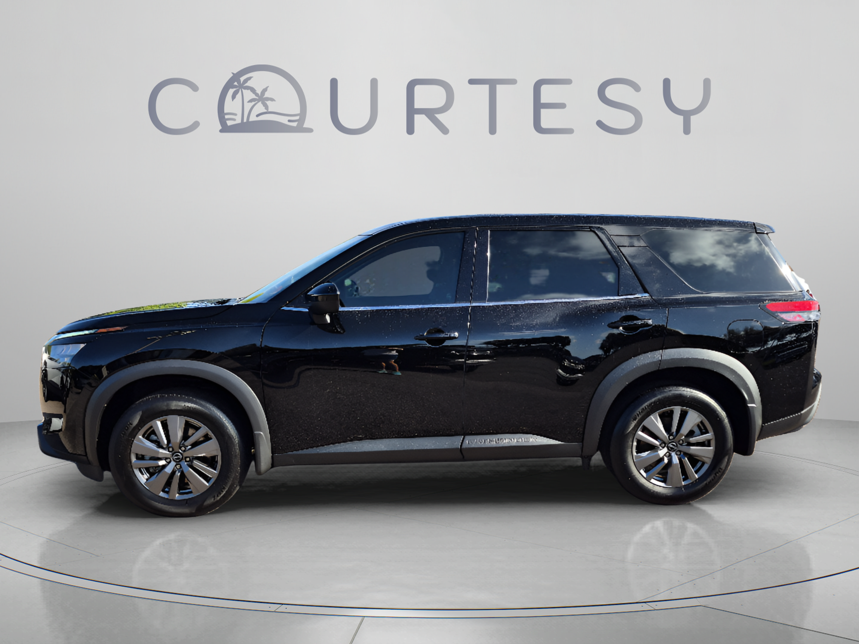 Certified 2025 Nissan Pathfinder S FWD image 2