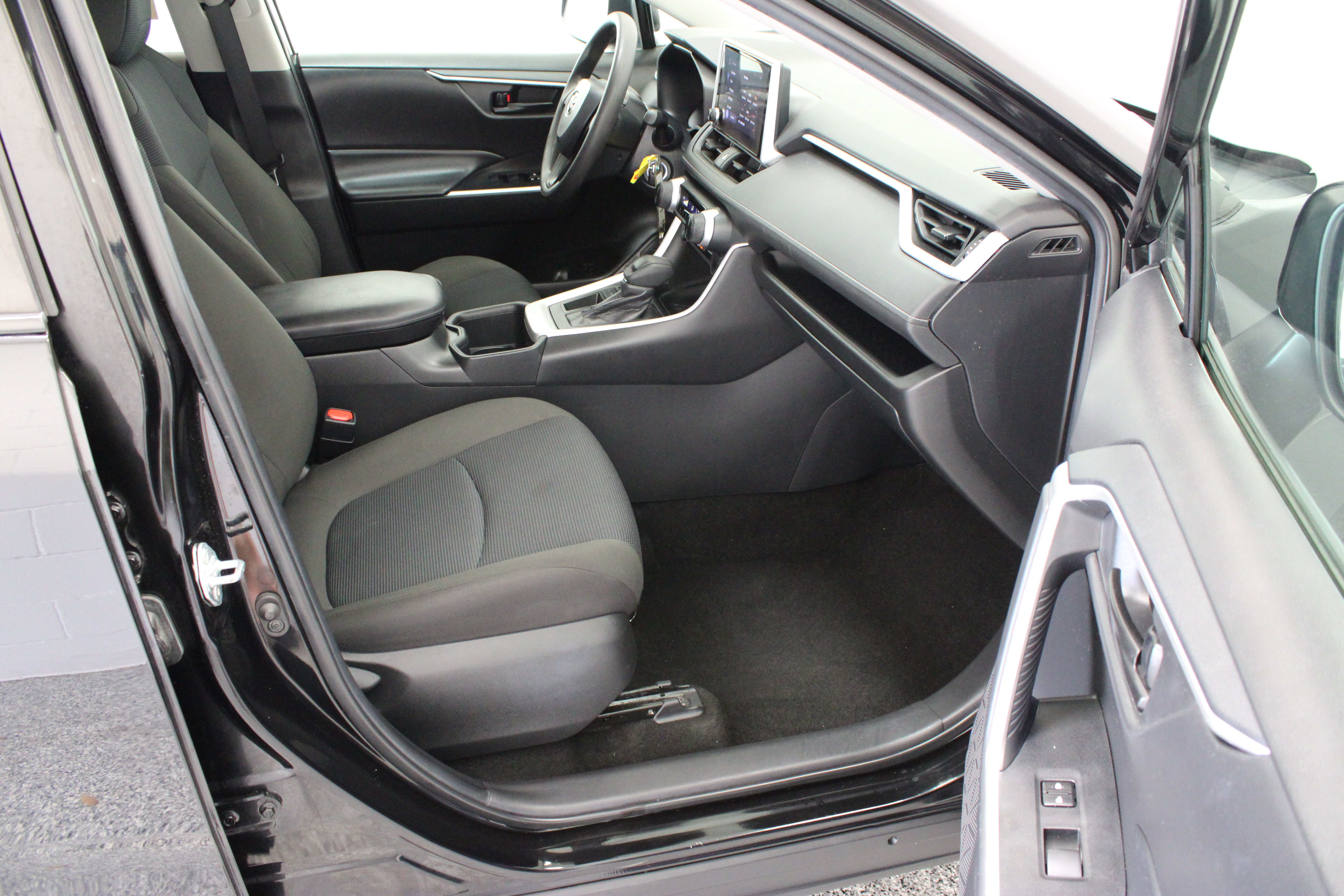 Used 2023 Toyota RAV4 LE FWD image 32