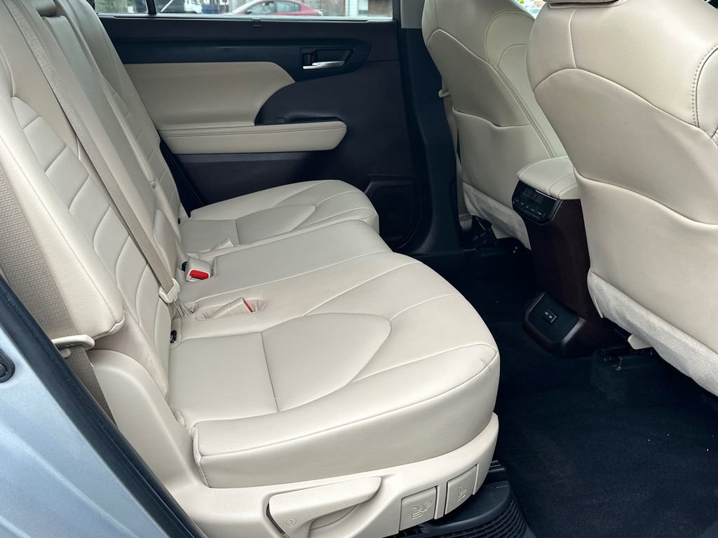 Used 2022 Toyota Highlander XLE AWD/4WD image 8