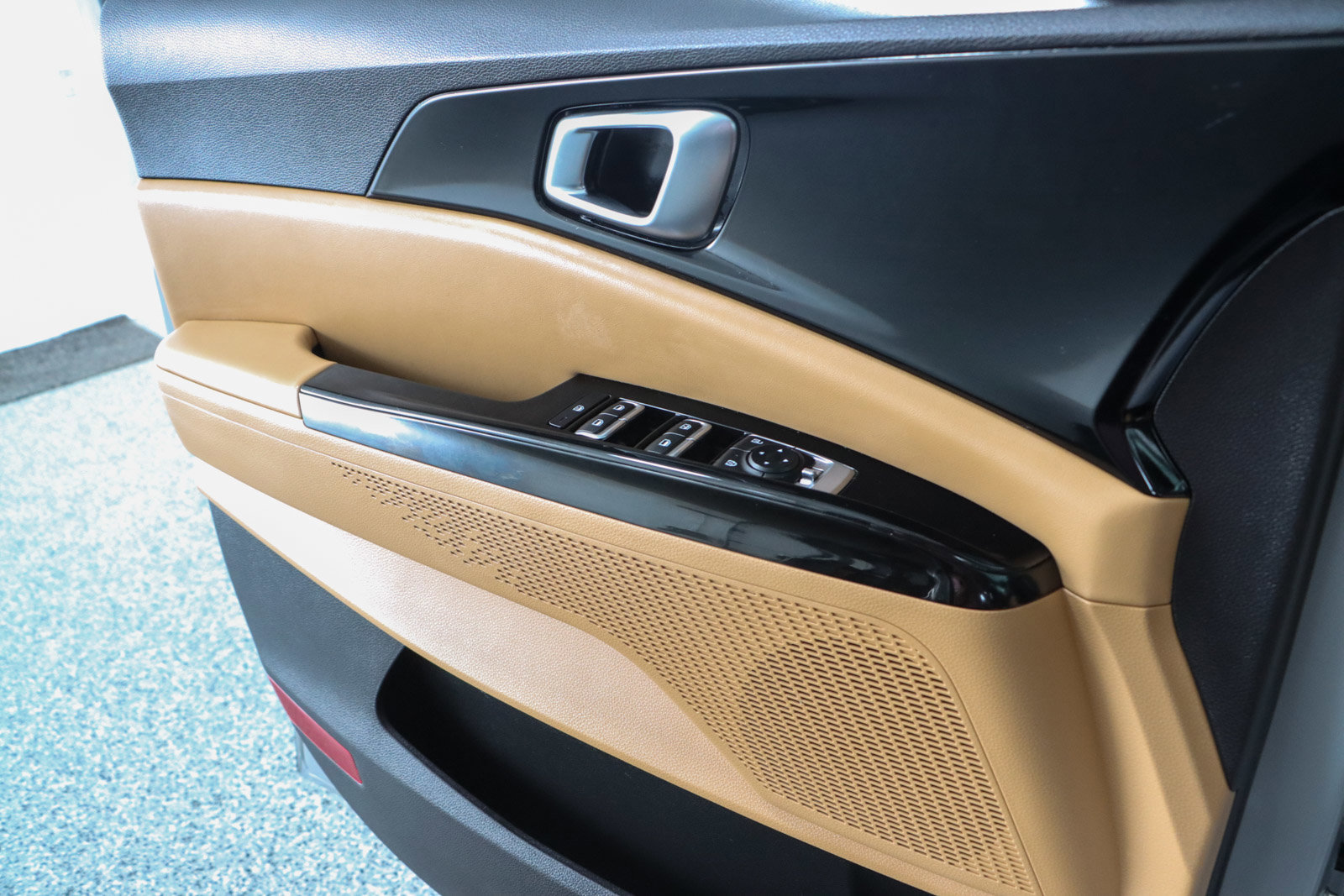 Used 2024 Kia Carnival EX image 21