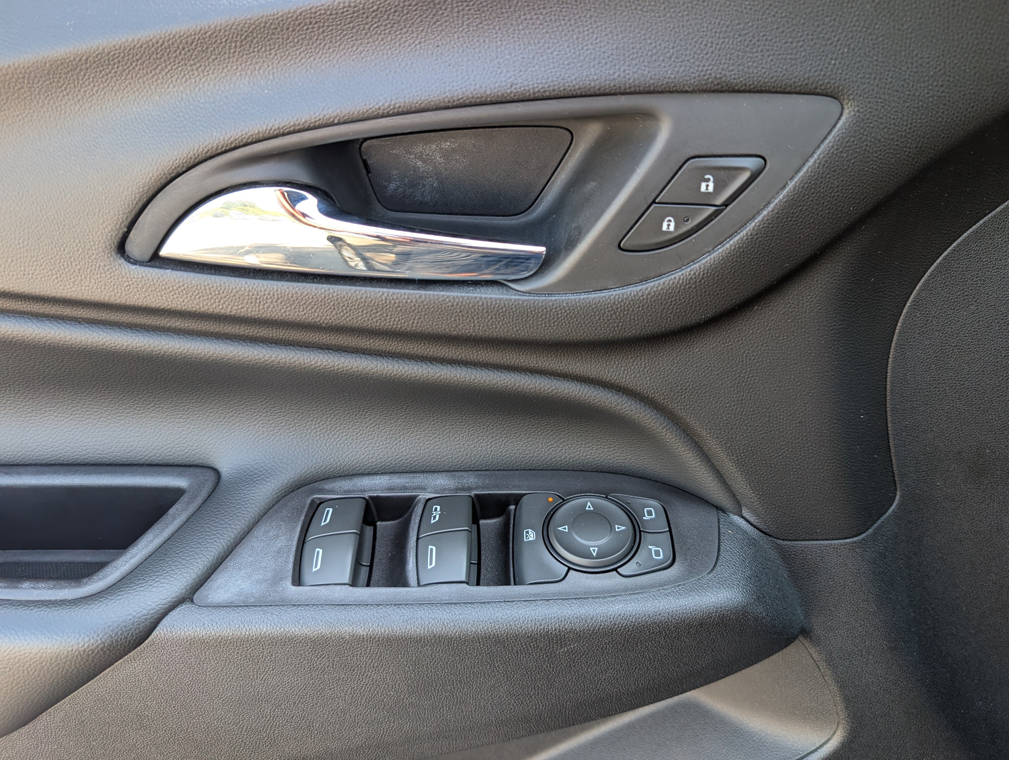 Used 2018 Chevrolet Equinox LT FWD image 15