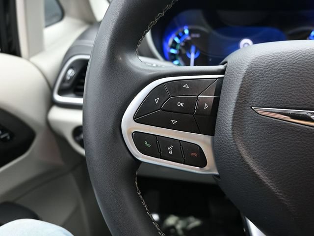 Used 2024 Chrysler Pacifica Limited FWD image 18
