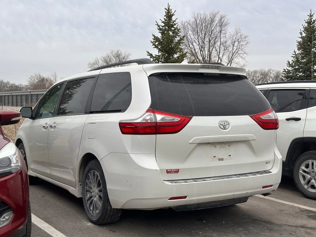 Used 2018 Toyota Sienna XLE w/ Carpet Mat Package FWD image 2