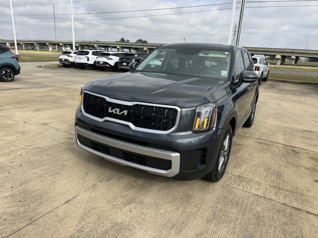 Used 2024 Kia Telluride LX image 3