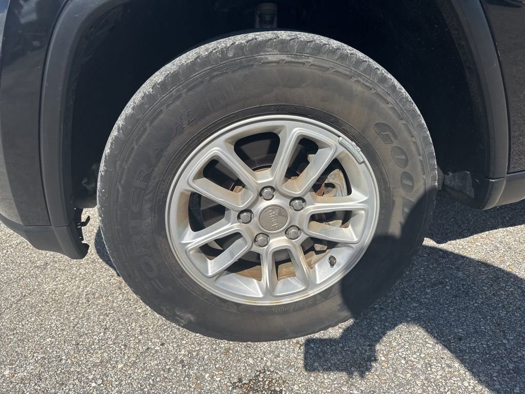 Used 2019 Jeep Grand Cherokee Laredo image 13