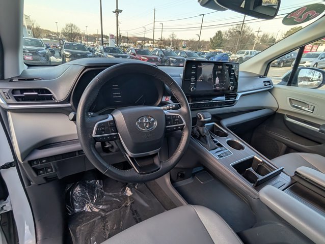 Used 2024 Toyota Sienna XLE image 8