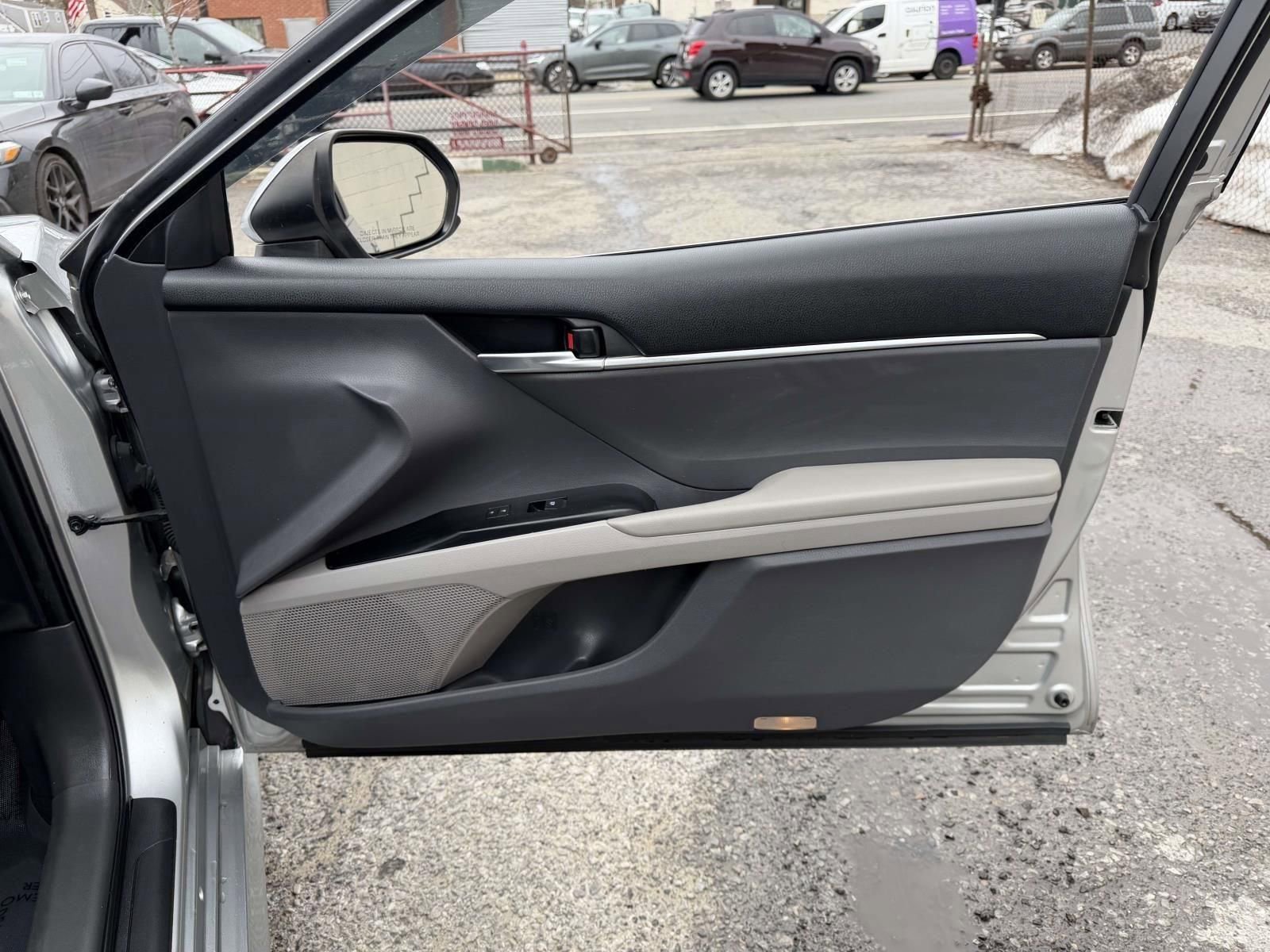 Used 2018 Toyota Camry LE image 13