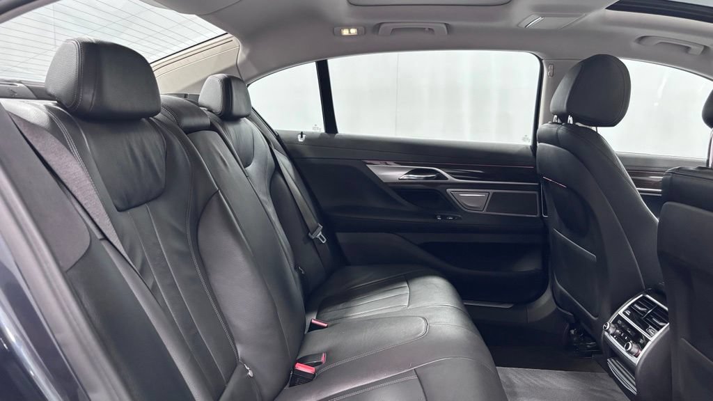 Used 2018 BMW 740i xDrive AWD/4WD image 25