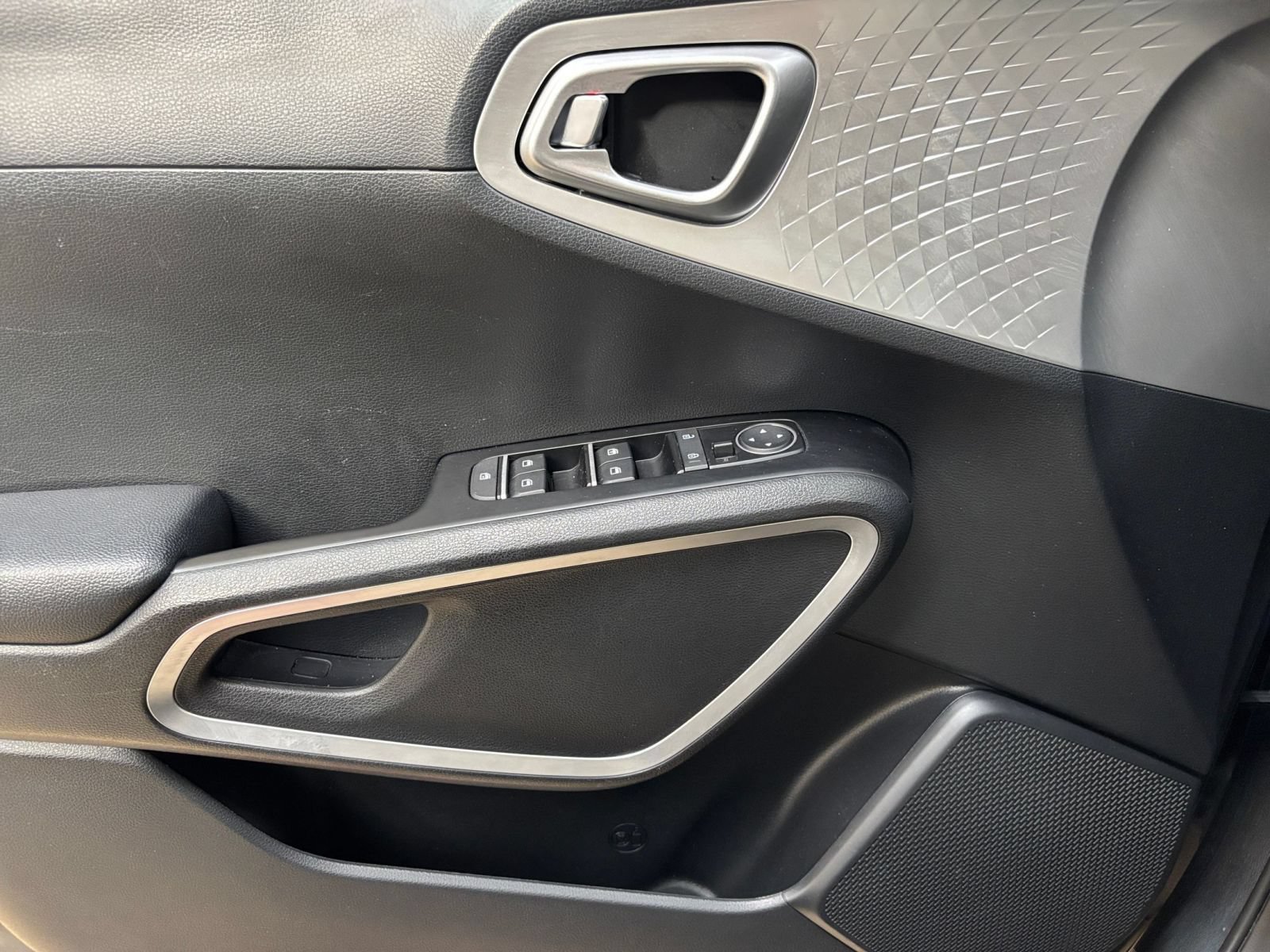 Used 2025 Kia Soul LX w/ LX Technology Package FWD image 15