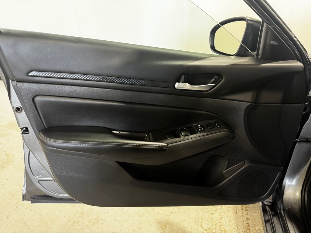 Used 2025 Nissan Altima 2.5 SV image 16