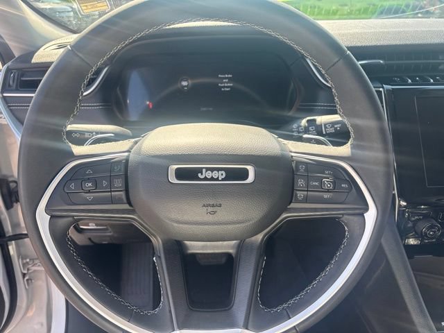 Used 2023 Jeep Grand Cherokee Laredo AWD/4WD image 29