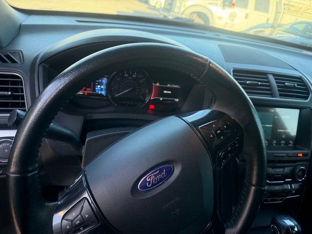 Used 2018 Ford Explorer XLT w/ Equipment Group 202A FWD image 6