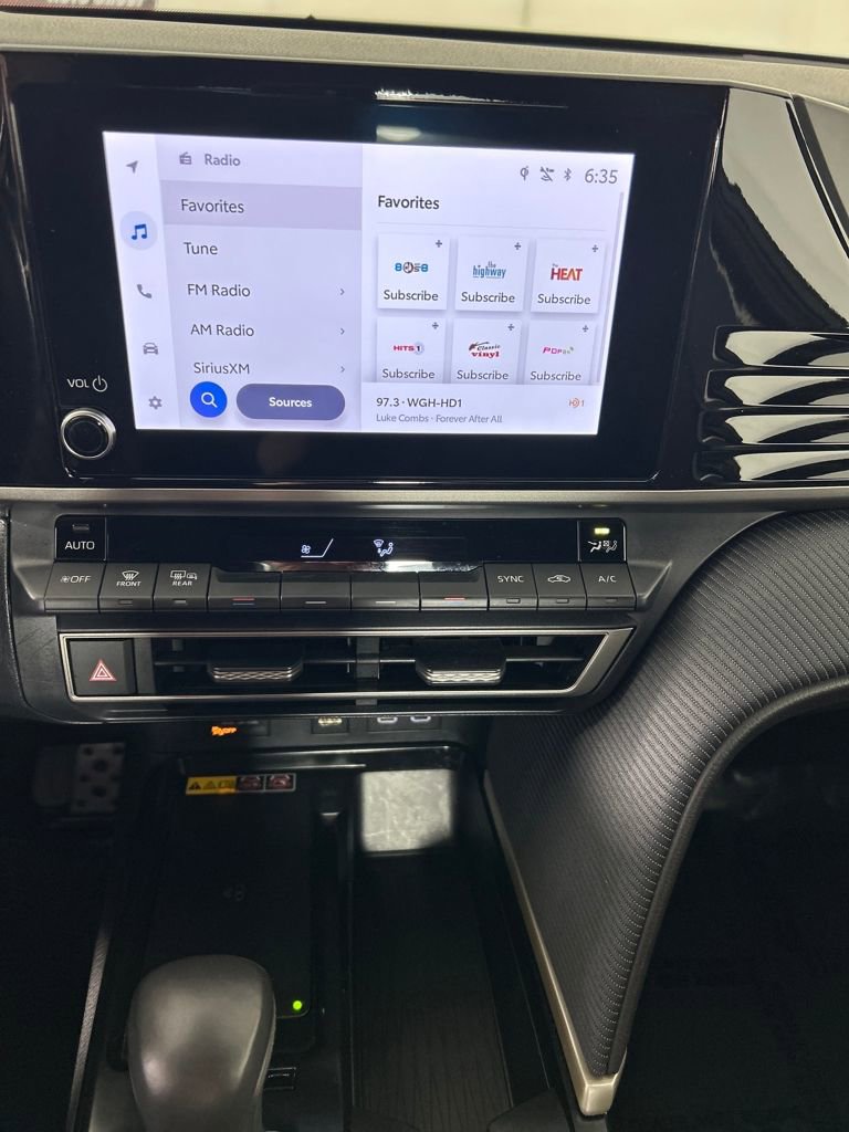 Used 2025 Toyota Camry SE image 13