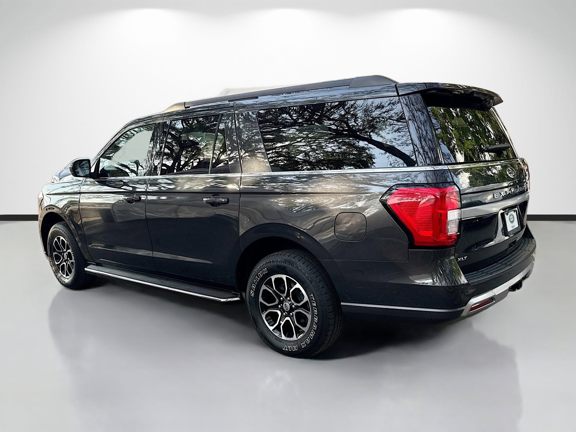 Used 2022 Ford Expedition Max XLT image 3