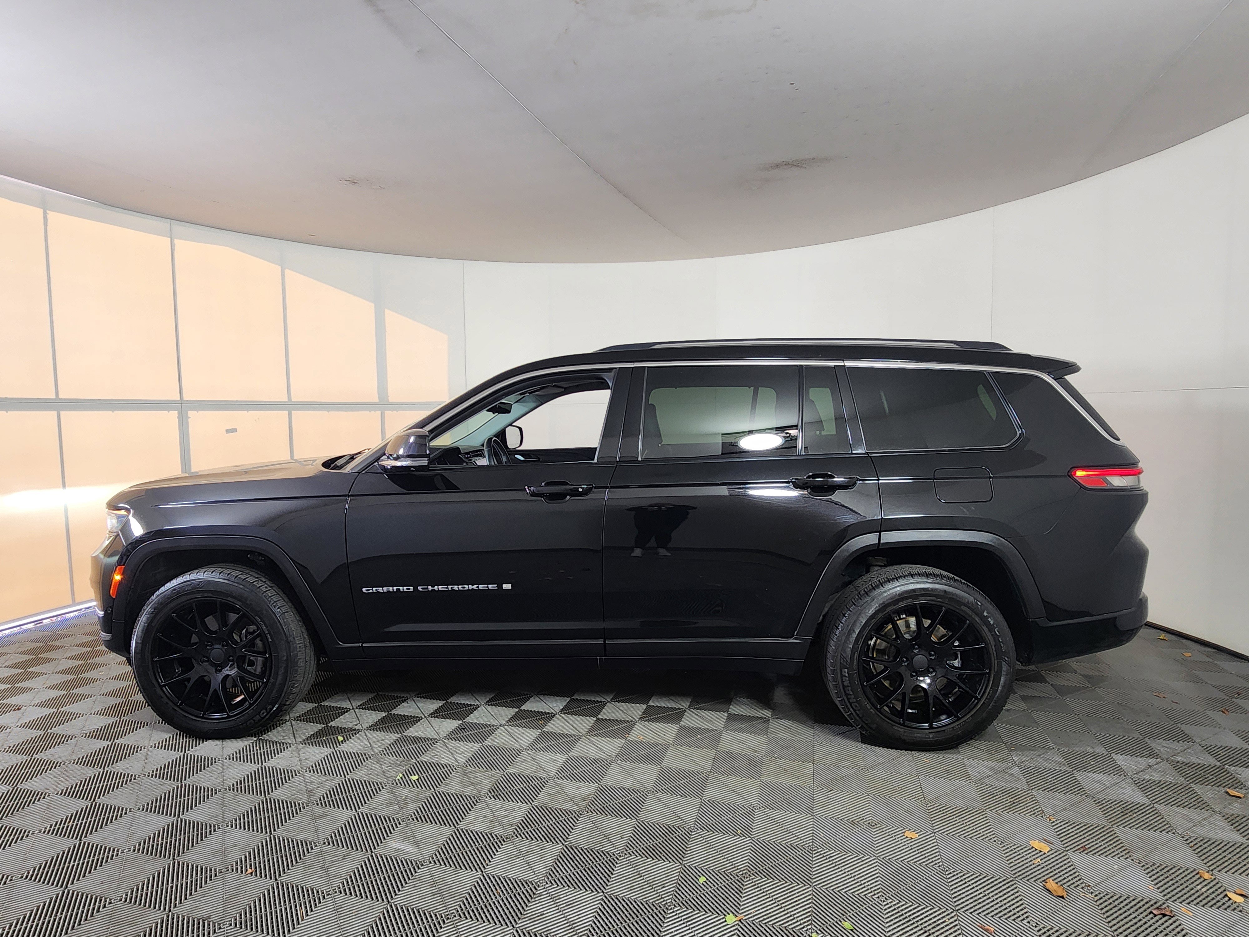 Used 2021 Jeep Grand Cherokee L Limited w/ Luxury Tech Group II image 4