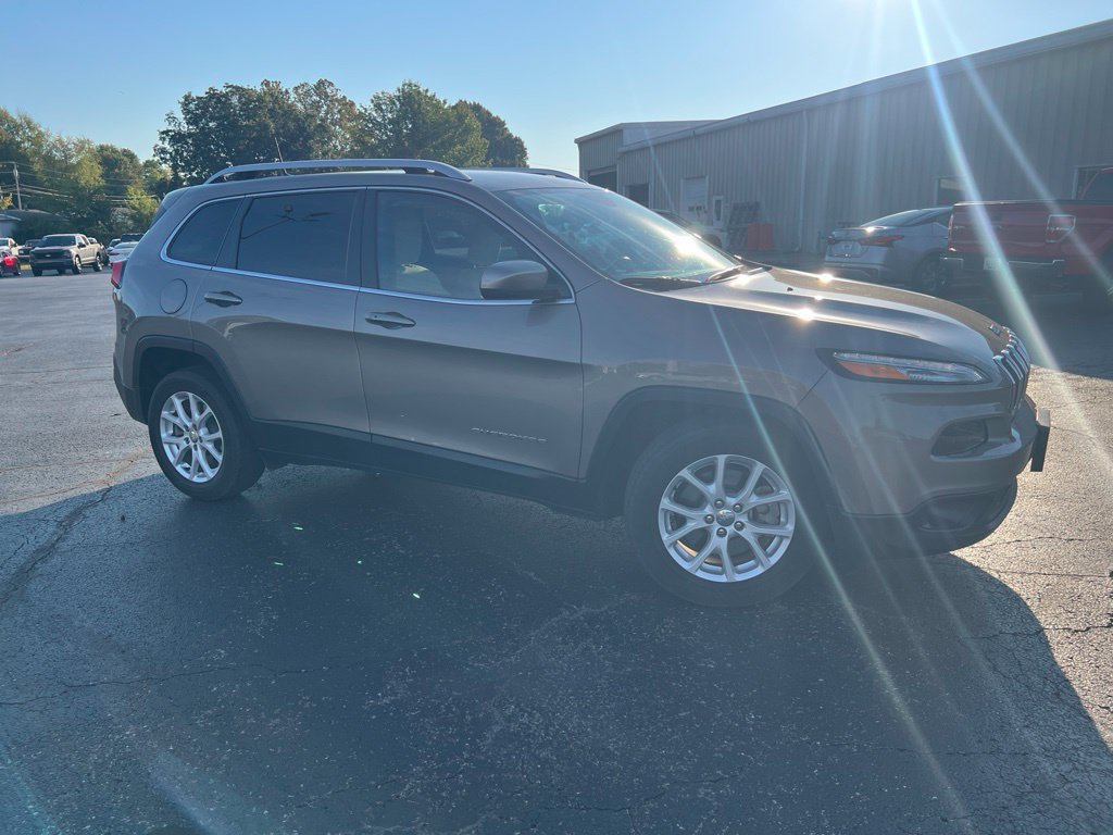 Used 2016 Jeep Cherokee Latitude w/ Comfort/Convenience Group FWD image 2