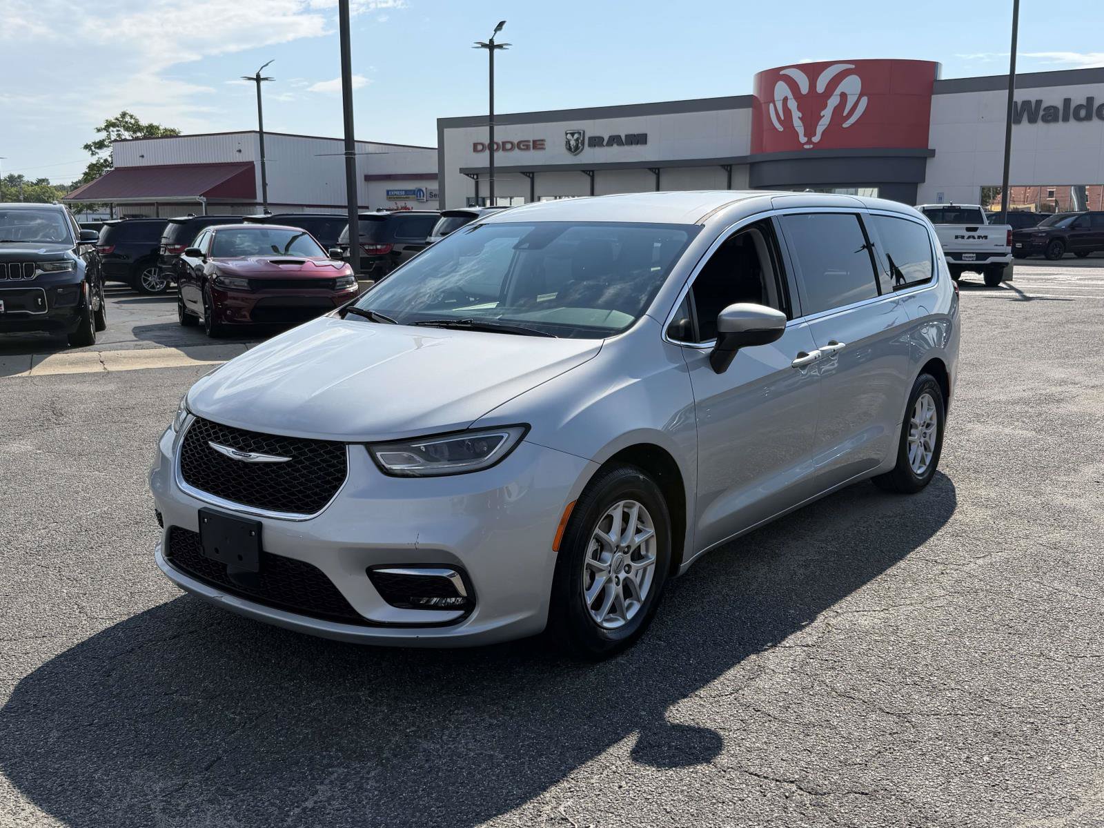 Used 2023 Chrysler Pacifica Touring-L FWD image 6