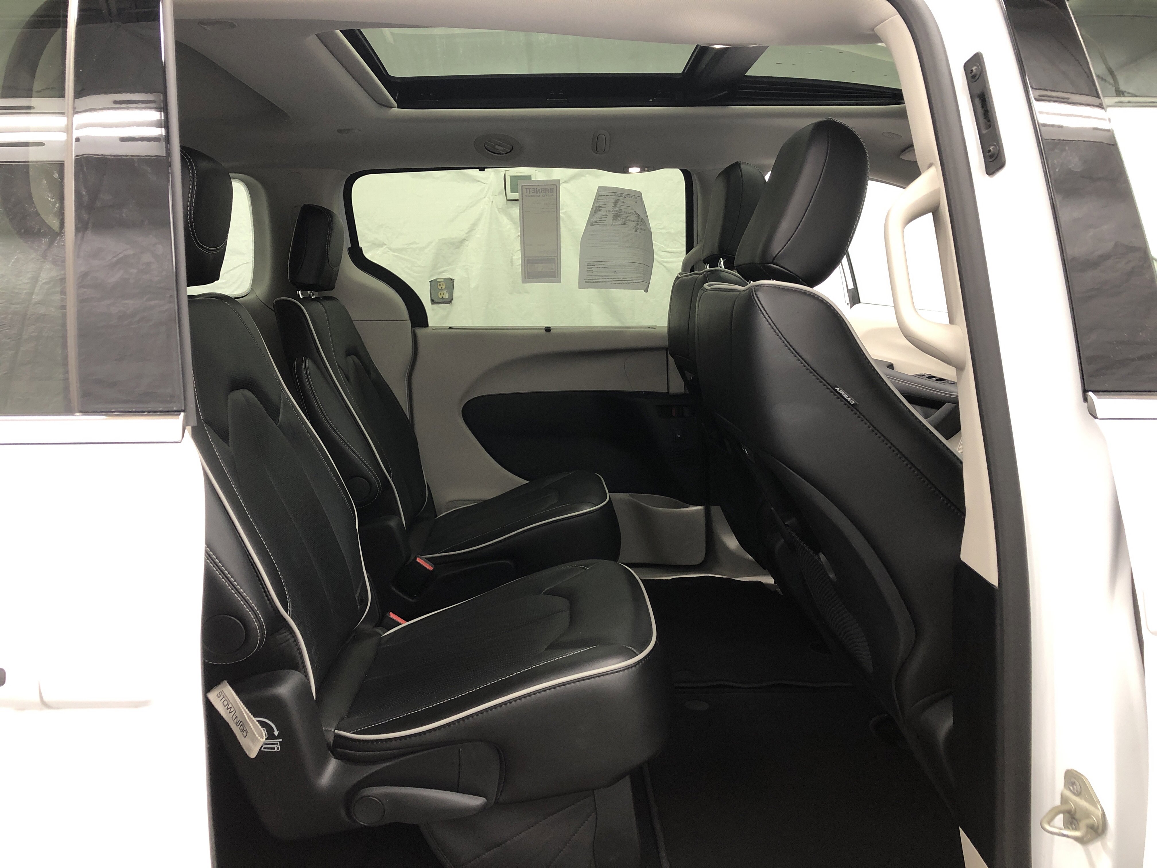 Certified 2024 Chrysler Pacifica Limited FWD image 14