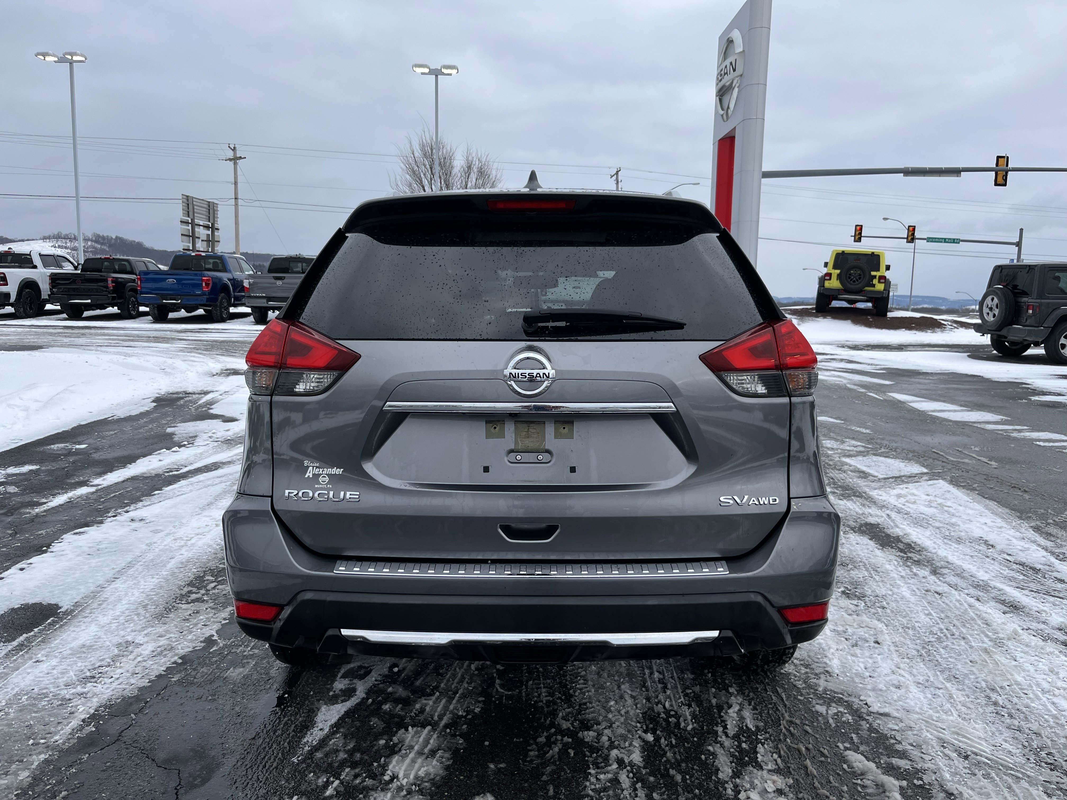 Used 2017 Nissan Rogue SV w/ Sun & Sound Touring Package image 4