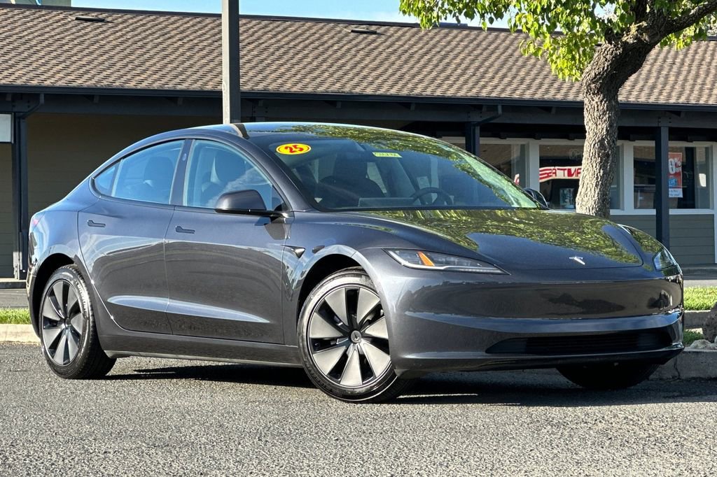 Used 2025 Tesla Model 3 image 2