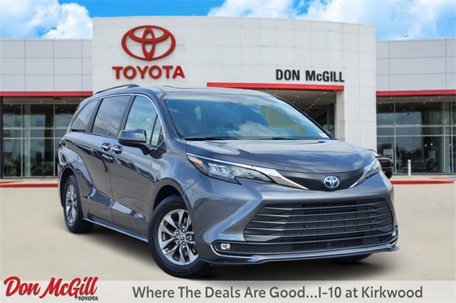 Certified 2025 Toyota Sienna XLE image 1