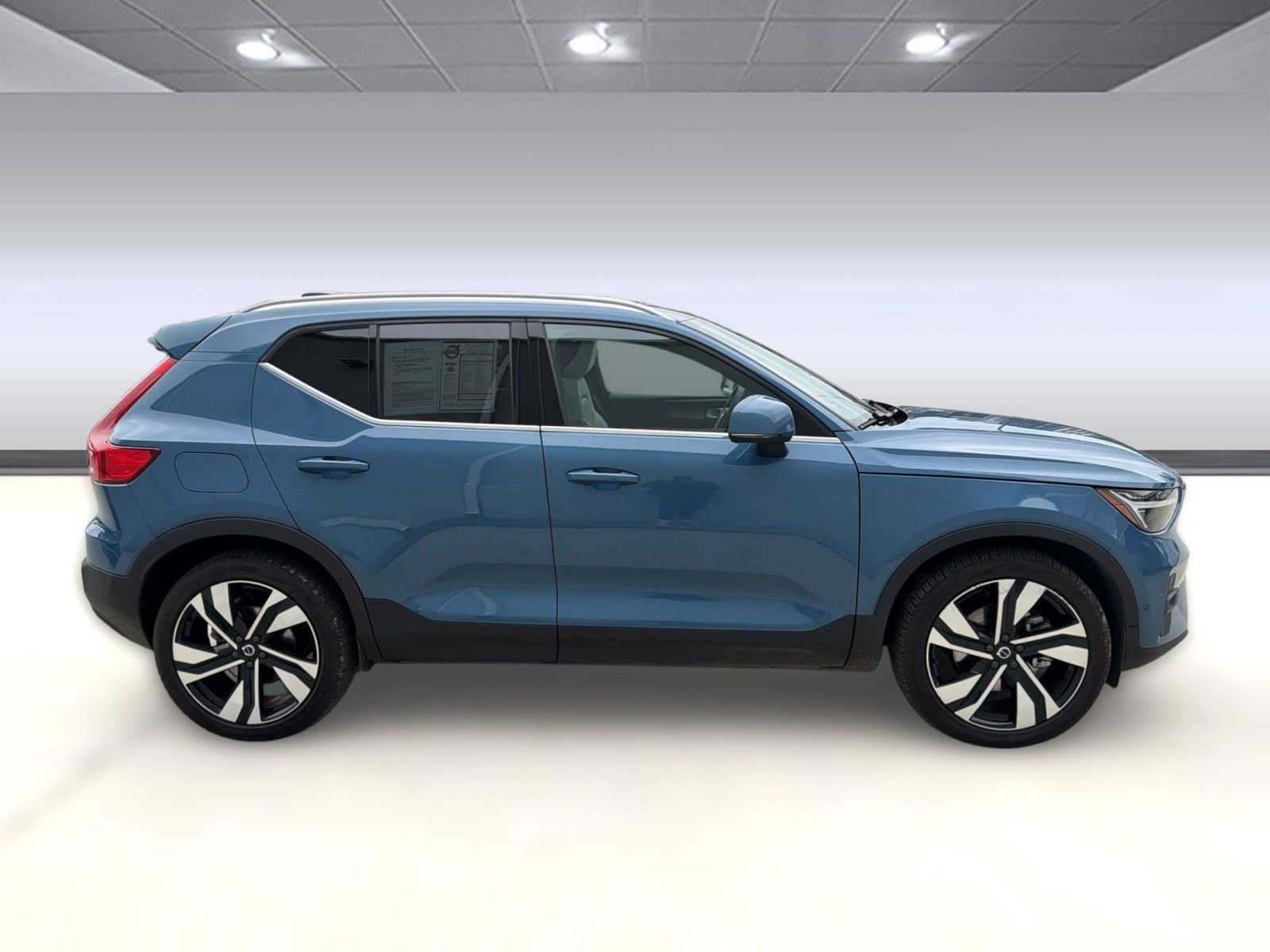 Certified 2023 Volvo XC40 B5 Ultimate w/ Protection Package Premier image 8
