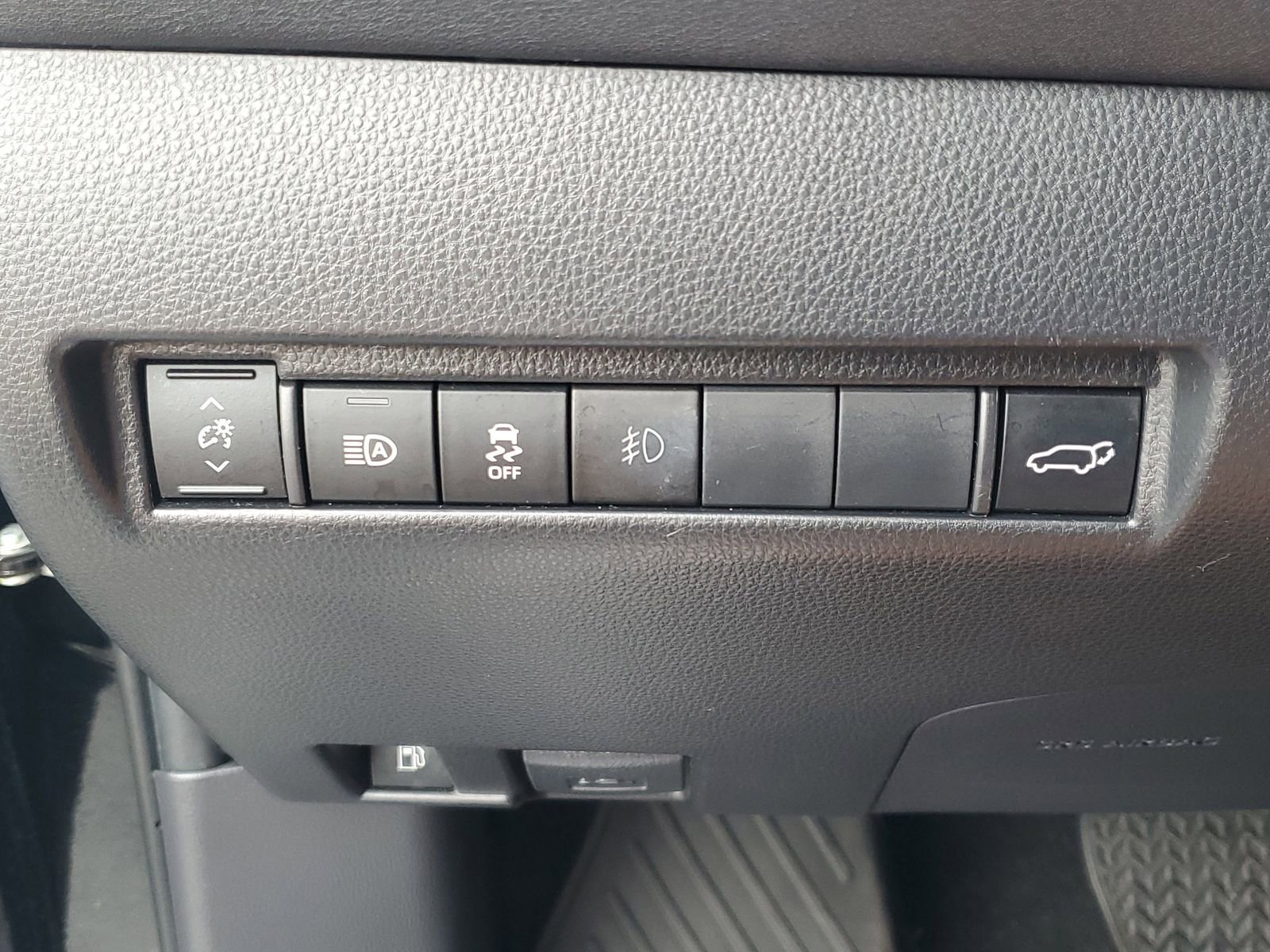 Used 2022 Toyota Venza LE image 30