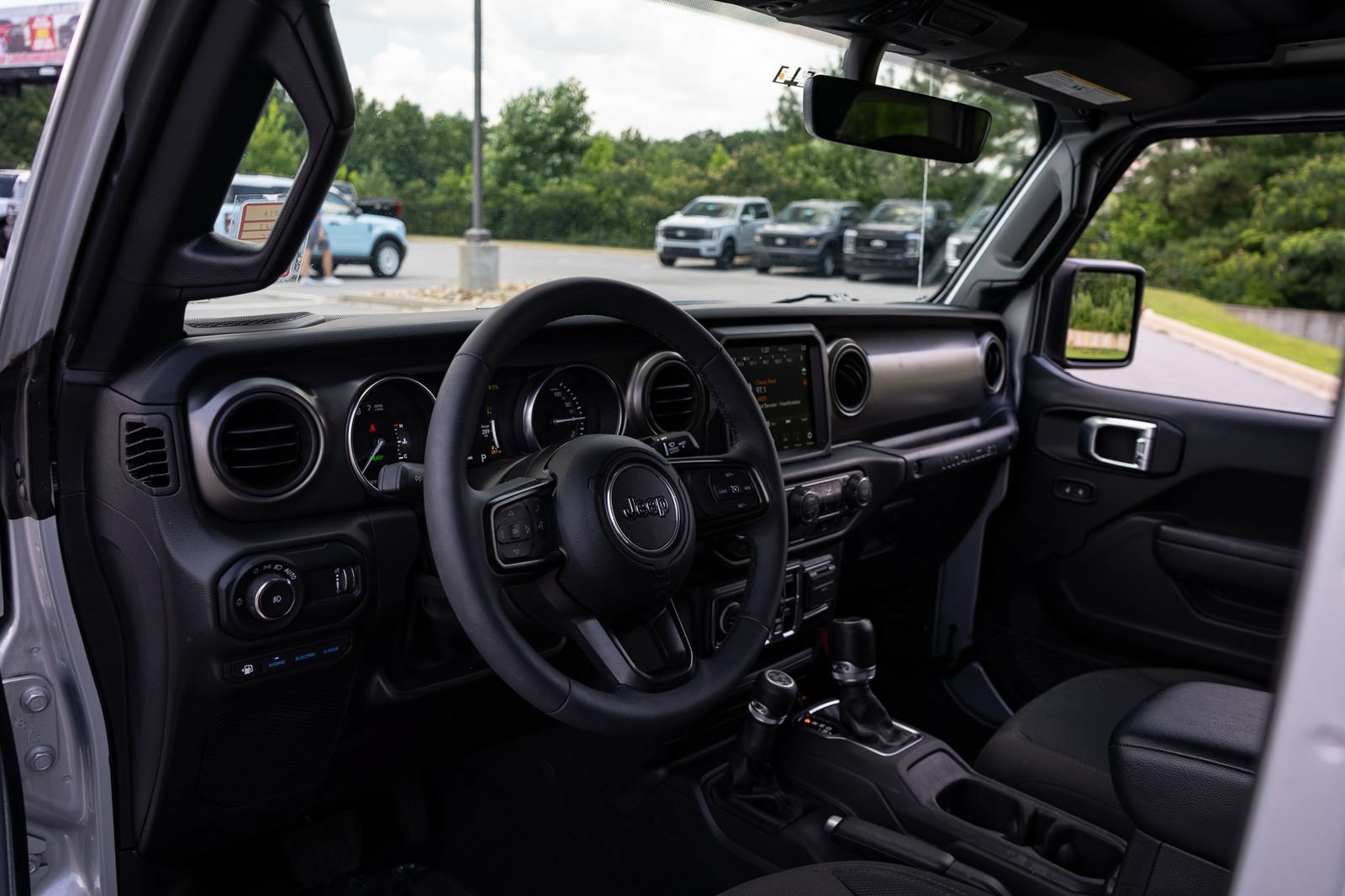 Used 2023 Jeep Wrangler Unlimited w/ Sun & Screen Package AWD/4WD image 13