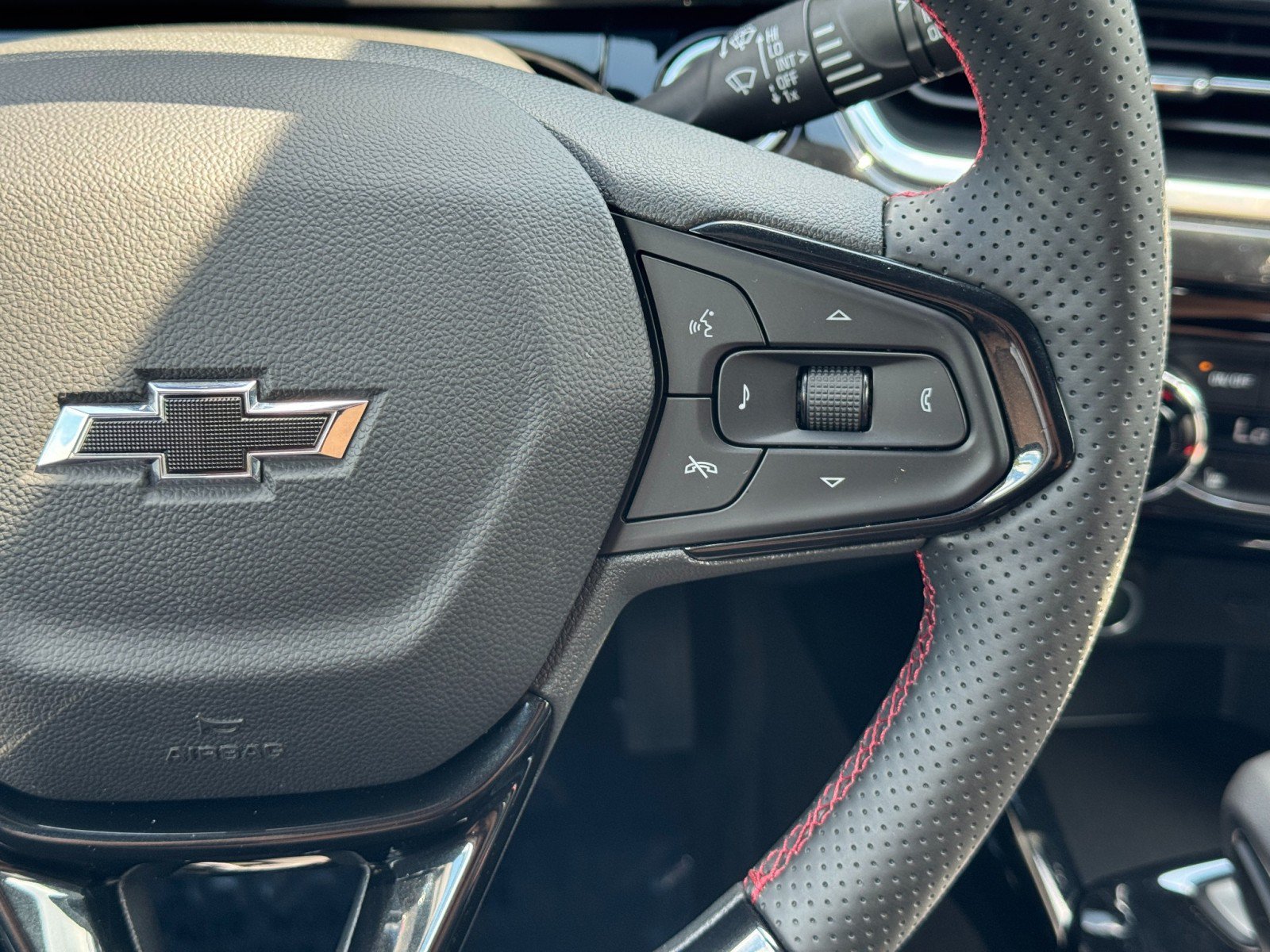 Used 2025 Chevrolet Trax RS FWD image 19