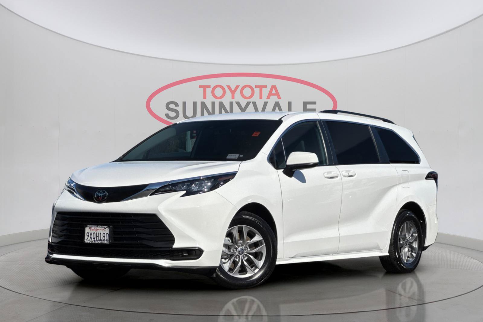 Used 2026 Toyota Sienna LE FWD image 1