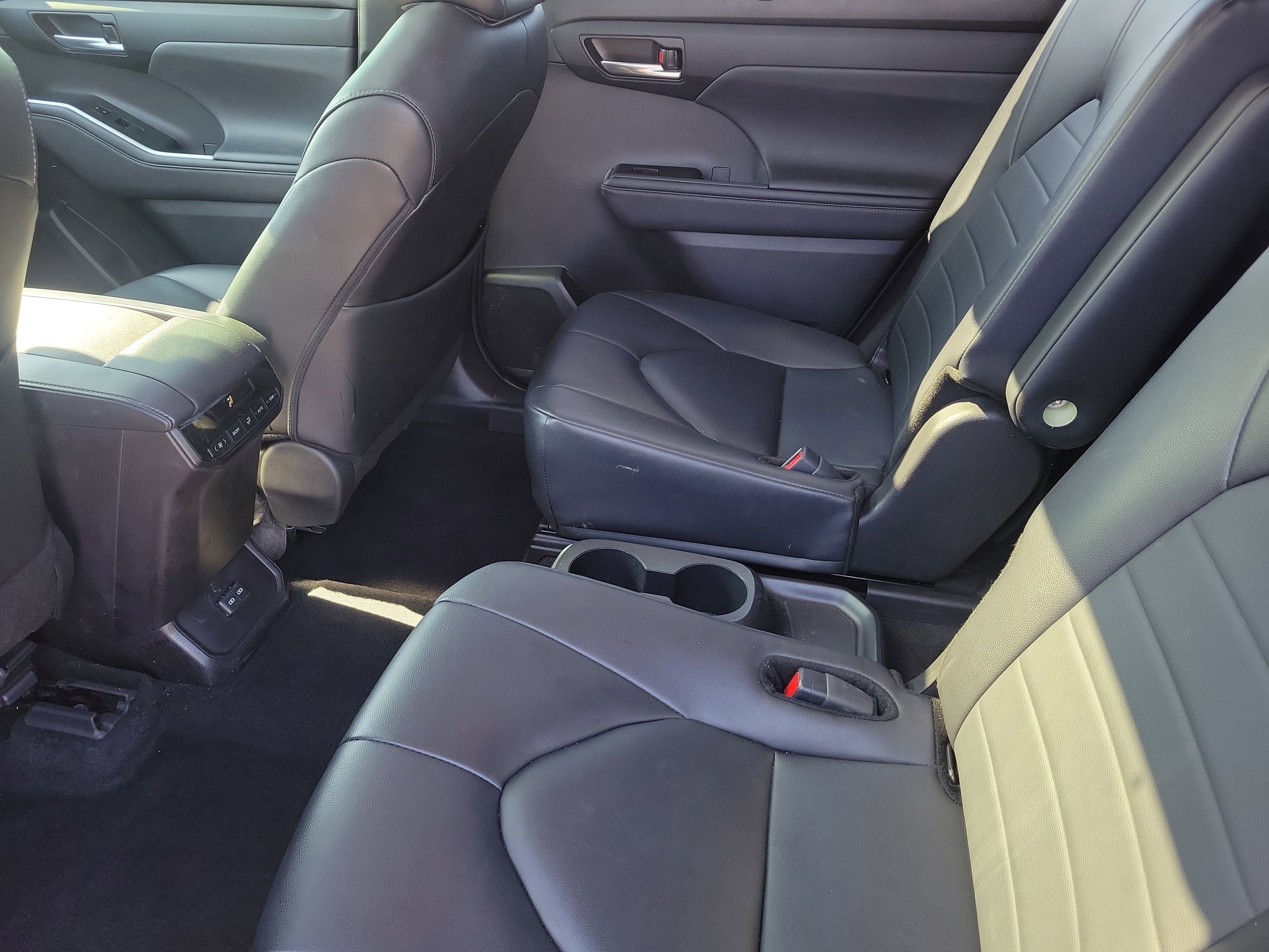 Used 2024 Toyota Highlander XLE image 10