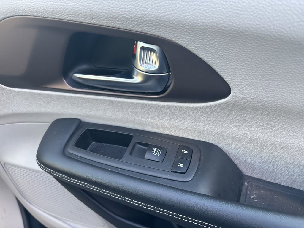 Used 2023 Chrysler Voyager LX image 29