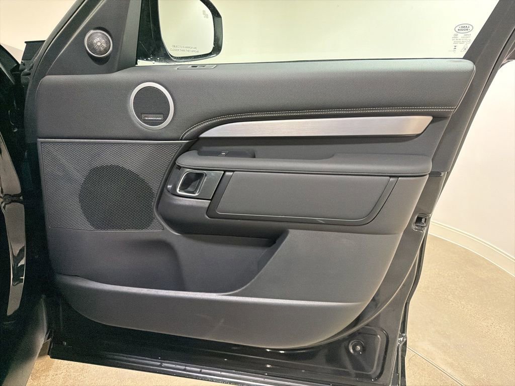 New 2026 Land Rover Discovery Dynamic SE image 23