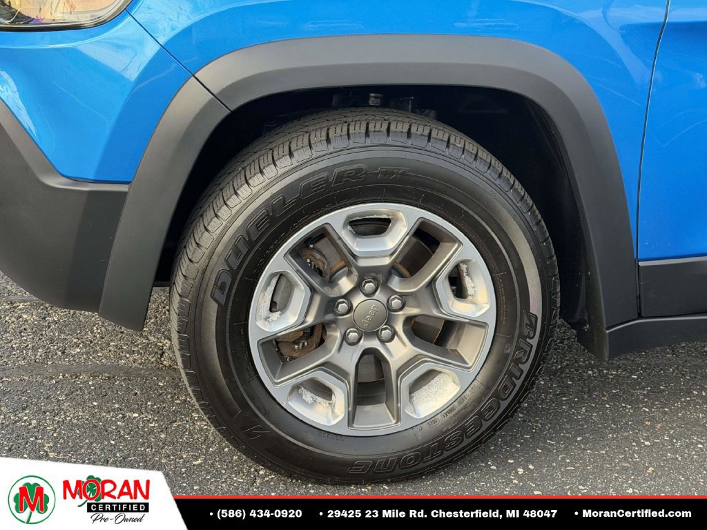 Used 2019 Jeep Cherokee Trailhawk w/ Cold Weather Group AWD/4WD image 9
