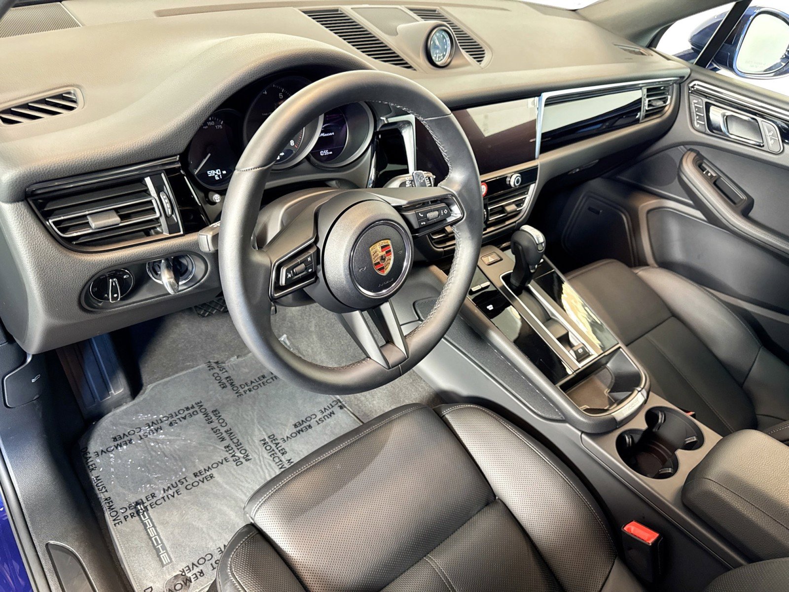 Certified 2025 Porsche Macan image 4