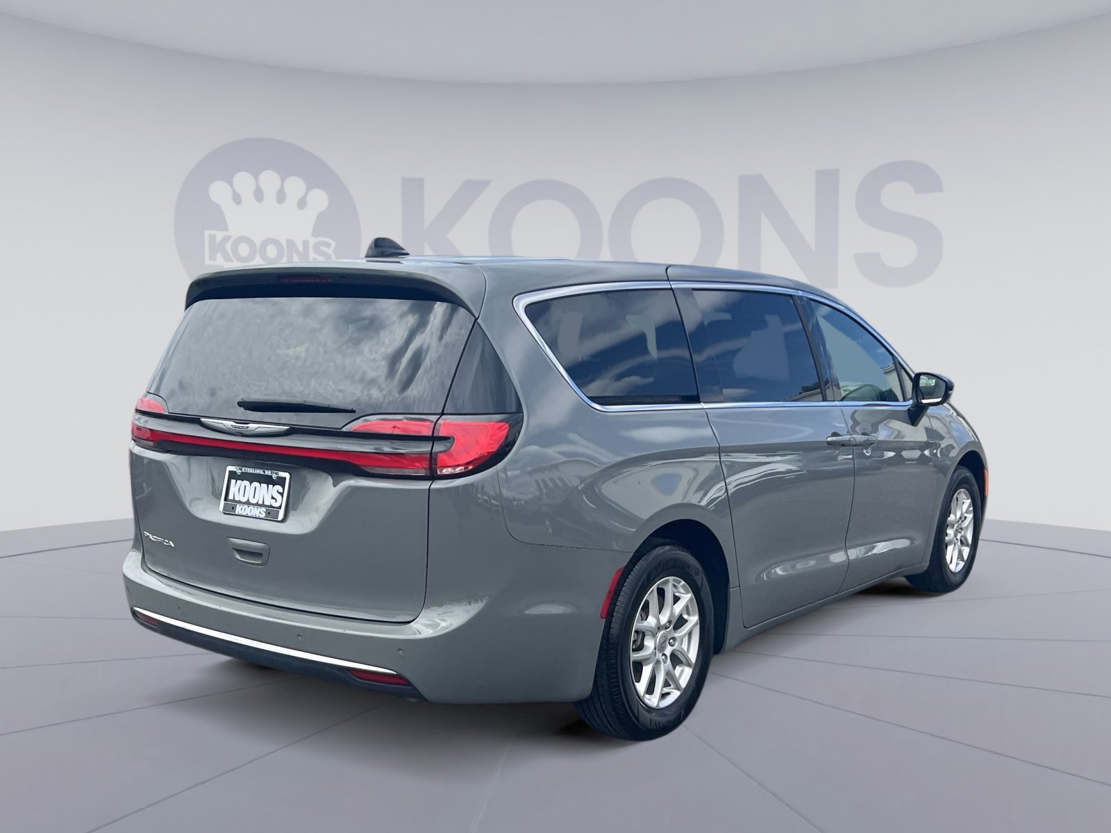 Used 2025 Chrysler Pacifica Select FWD image 11
