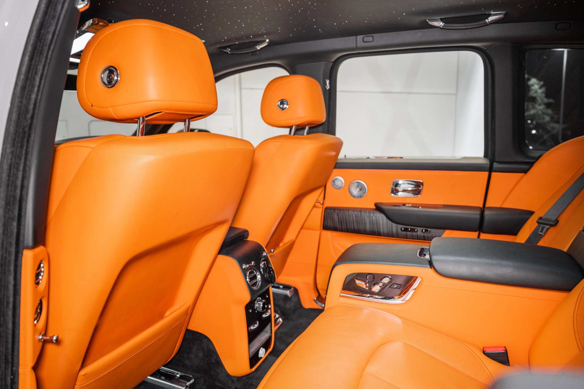 Used 2022 Rolls-Royce Cullinan w/ Dark Exterior Package image 21