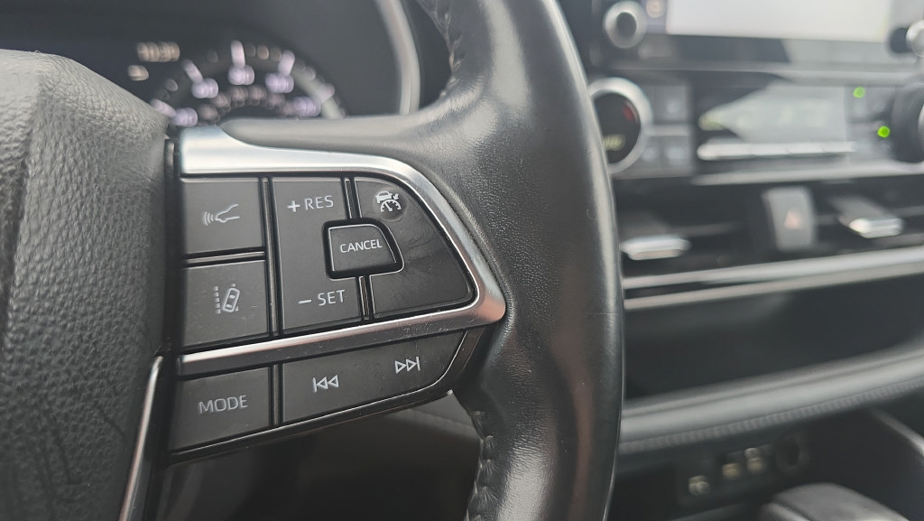 Used 2021 Toyota Highlander XLE AWD/4WD image 12