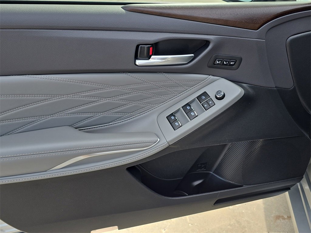 Used 2021 Toyota Avalon Limited image 19