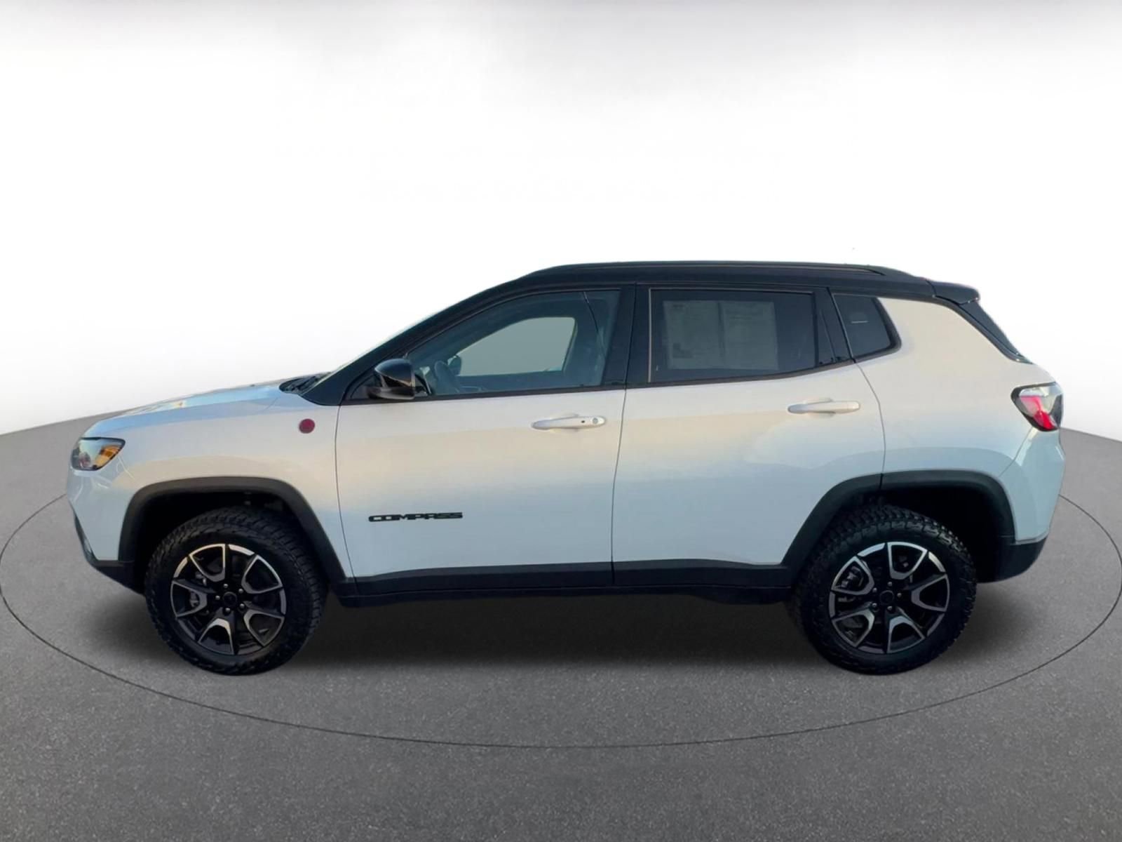 Used 2025 Jeep Compass Trailhawk image 9