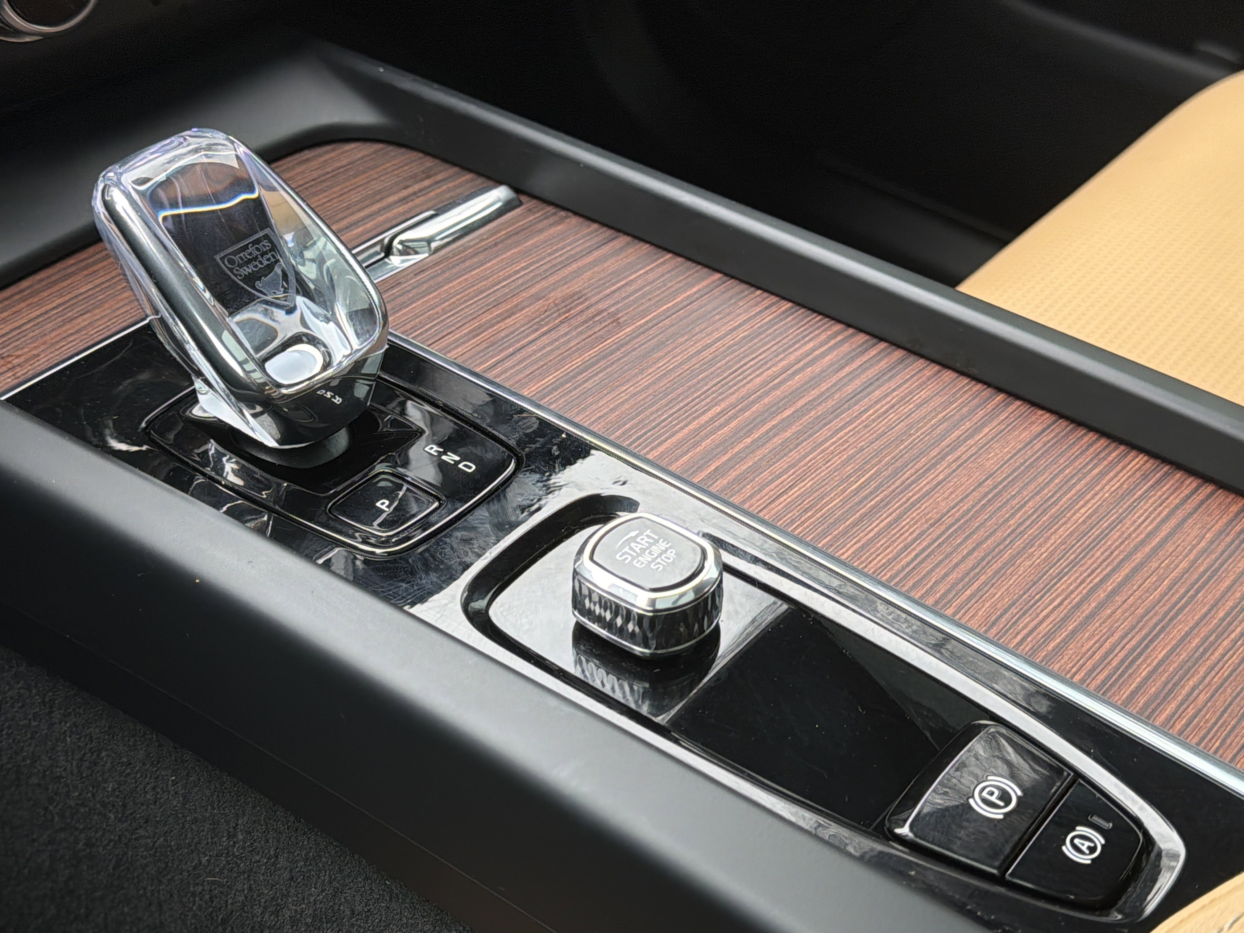 Certified 2024 Volvo XC60 T8 Ultimate w/ Climate Package image 26