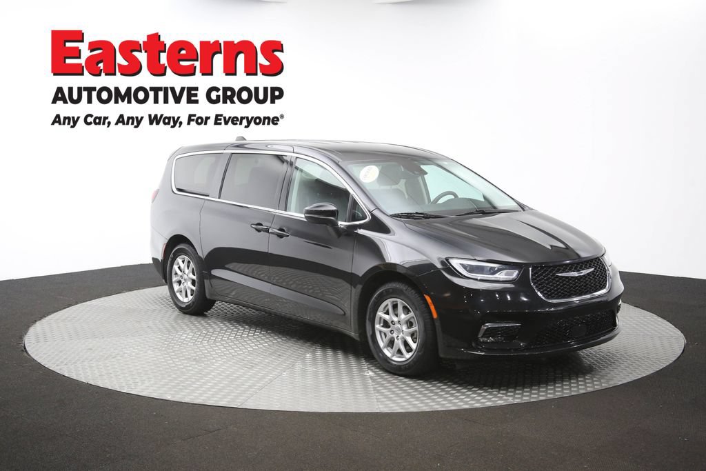 Used 2023 Chrysler Pacifica Touring-L FWD image 51