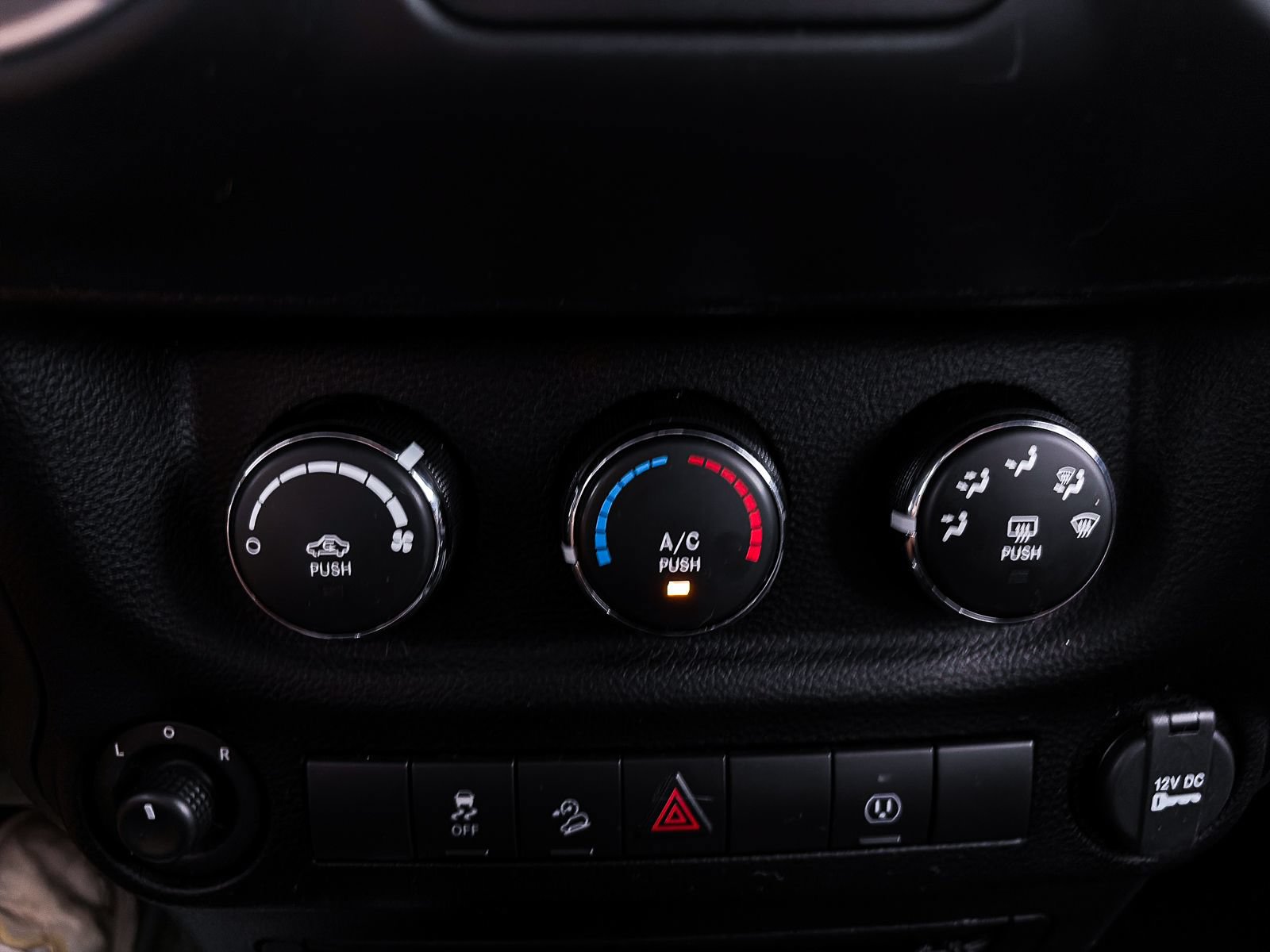 Used 2016 Jeep Wrangler Unlimited Sahara w/ Connectivity Group AWD/4WD image 19