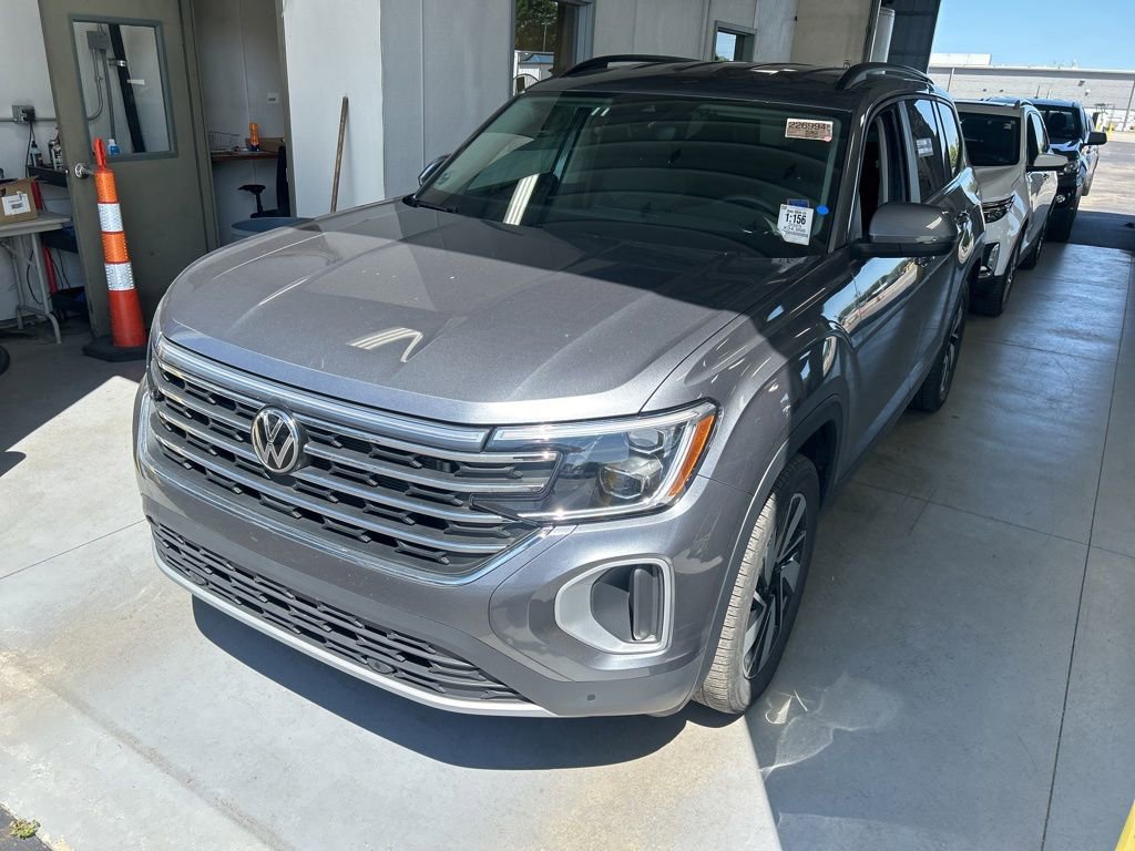 Used 2025 Volkswagen Atlas SE FWD image 2